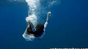 सॉफ्टकोर टीन जूलिया पूल में तैराकी का आनंद लेती है