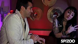 बस्टी ब्रूनेट ड्रैविन स्टार को हार्डकोर वीडियो में अपने बड़े स्तन के साथ खेला जाता है