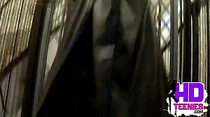 Η ερασιτεχνική καμαριέρα με καστανές μαλλιά αυνανίζεται σε ασανσέρ μέχρι να φτάσει στον οργασμό
