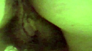 Latin bir sergici kadının kocasının en iyi arkadaşı tarafından tüylü amını yaladığını gösteren erotik video