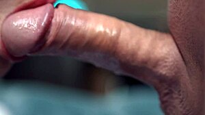 Surioara vitregă amatoare își întinde vaginul strâmt de un penis mare