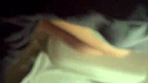 Házi videó egy dögös párról, amint szexelnek egy hajón
