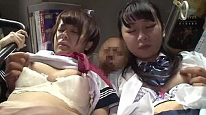 Јапанке аматерке у костимима раде руковање и добијају третмане лица