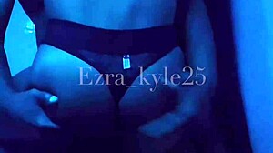 Fisiculturista Ezra Kyle é enrabada por um femboy sissy no banheiro