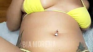 ब्राजीलियाई बेब टैटू के साथ अपने शरीर को आकर्षक वीडियो में दिखाती है।