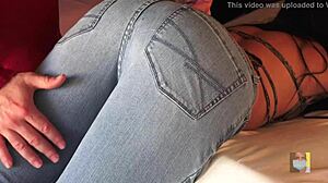 Seksi otipavanje ritke s predsemenom na tesnem jeansu