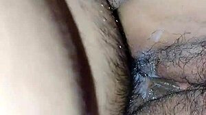 アジアンカップルの自家製ビデオは、天然の胸を持つ美女が腹に射精を求める様子を特集しています。