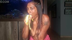 Una donna indiana prosperosa si dà piacere accarezzando il suo seno e facendo sesso orale su una banana in un video da sola