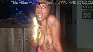 Едрогърда индийска жена се наслаждава, като гали гърдите си и прави орален секс с банан в соло видео