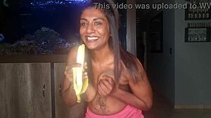 बड़े स्तन वाली भारतीय महिला एकल वीडियो में केले पर अपने स्तनों को सहलाकर और मुख मैथुन करके खुद को आनंदित करती है।