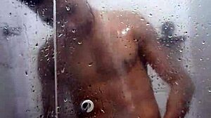 Ung gay amatör njuter av utomhussex och dusch onani