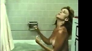 HD GIFs מבליטים פצצות בלונדיניות עירומות באמבטיה ומתפשטים