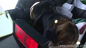 Adolescenta asiatică primește o ejaculare în gât adânc într-o mașină de la partenerul ei supus