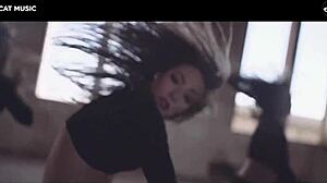 Rumænsk teenager danser med en kæmpe røv i en sexet musikvideo