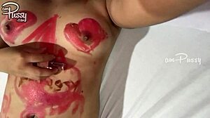 Девушка-подросток демонстрирует свое азиатское тело помадой в домашнем видео