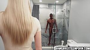 Tyttö antaa hänen kämppis suihinotto suihkussa